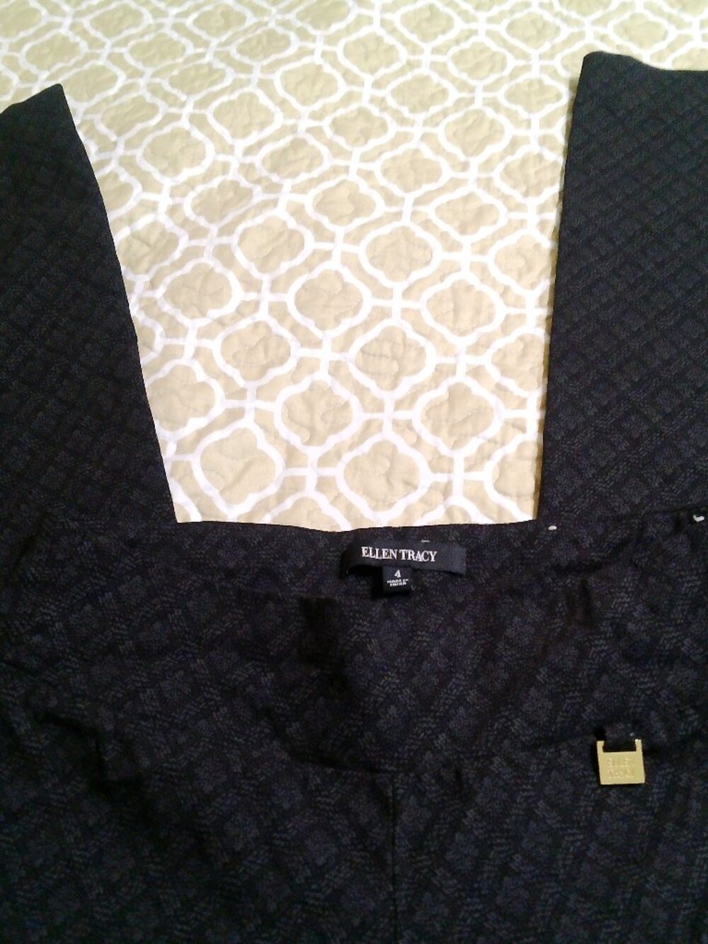 ELLEN TRACY SIZE 4 PULL ON PANTS BLACK WITH DESIGN GOOD CONDITION